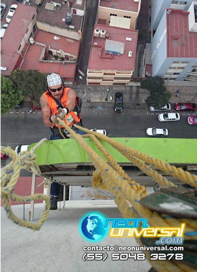 Instalación de anuncios en altura