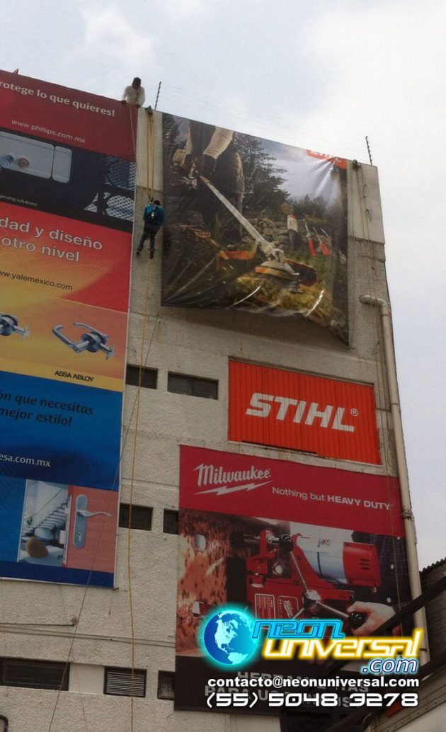 Colocación de lonas publicitarias